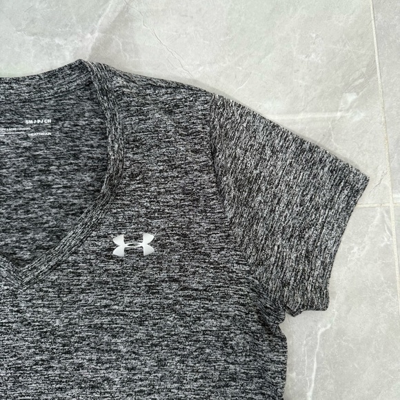 Women’s Under Armour Twist Tech Heat Gear V-Neck Short Sleeve Shirt Small - Picture 4 of 15